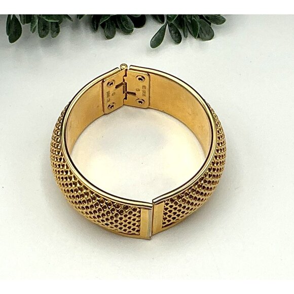 Vintage Gold-Tone Textured Hinged Bangle Bracelet Jewelry by Sara Cov - Picture 3 of 3